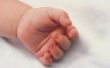 Hoe om te knippen van de nagels van uw Baby