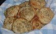 Hoe maak je snel huisgemaakte basilicum-Parmezaanse kaas gebakken broodjes