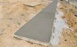 Hoe te doen vormt voor een betonnen trottoir met baksteen straatstenen als grenzen