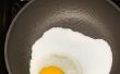 Hoe om te frituren eieren in een keramische Pan