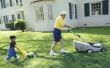 Hoe schoon de onderkant van een grasmaaier