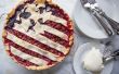 Huisgemaakte Amerikaanse vlag Cherry Blueberry Pie