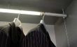 Hoe Hang kleding op een hoge kast paal