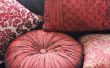 Het rangschikken van kussens op een Sofa