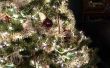 Hoe te het koord van de lichten op een kerstboom