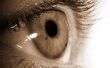 Waarom doen mensen hebben bruine vlekken in hun ogen?