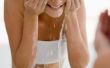 Hoe om te wassen van het gezicht met anti-bacteriële zeep