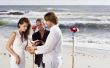 Hoe om te versieren voor een strand bruiloft op een begroting