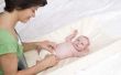 Hoe schoon een stompje van de navelstreng op een pasgeboren Baby