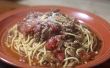 Het toevoegen van gemalen rundvlees aan Spaghetti saus
