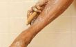 Huisremedie met bruine suiker voor het scrubben van de benen
