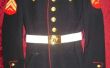 Het bijvoegen van de gordel op een Blue Marine Dress Uniform