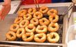 Het wijzigen van de olie in een commerciële Donut-friteuse