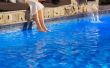 Chemicaliën toevoegen aan een 24-Foot zwembad