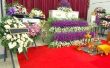 Etiquette voor begrafenis kistje bloemen