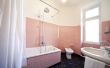 De beste kleurenschema voor roze-betegelde badkamers