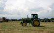 Het wijzigen van een band van de Tractor boerderij