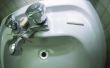 Het gebruik van bleekwater schoon een stinkende badkamer wastafel afvoer