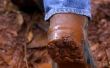 Hoe schoon droog modder uit de zolen van schoenen