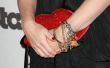 Het toevoegen van een Tiffany charme aan een armband