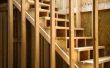 Hoe maak je een schuine houten deur voor onder de trap