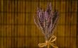 Hoe om te ontspannen met zuivere essentiële olie van lavendel