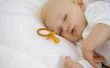 Wat te doen als een Baby wakker wordt telkens de fopspeen uitvalt?