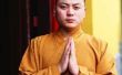 De juiste manier te begroeten een boeddhistische monnik