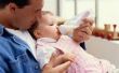 Hoe veilig te houden een Baby terwijl de flesvoeding