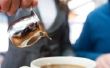 Het toevoegen van melk aan Franse pers koffie