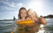 Hoe een kind te helpen overwinnen van angst voor zwemmen