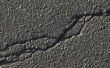 Hoe te repareren asfalt oprit scheuren