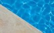 Hoe vlekken van beton rond een zwembad