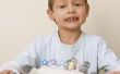 Plaatsen voor een acht-jaar-oude jongen hebben een verjaardagsfeestje