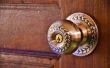 Hoe te voegen van oude deurknoppen voor een kapstok