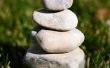 Hoe maak je een tuin gerangschikte stenen Cairn