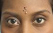 Wat zijn de pareltjes die Indiase vrouwen dragen op hun voorhoofd genoemd?