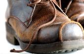 Hoe beschadigde lederen schoenen schoon