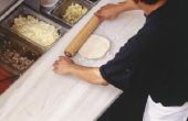 Hoe om te voorkomen dat Pizza deeg krimpende terug wanneer het zetten van een Pan