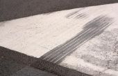 Hoe te vullen een barst in een asfalt oprit