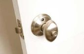 Hoe een deurknop zetten in een nieuwe deur