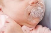 Wanneer een Baby kun zijn eigen fopspeen in zijn mond?