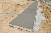 Hoe te doen vormt voor een betonnen trottoir met baksteen straatstenen als grenzen