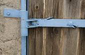 Hoe om te hangen van een poort op een betonnen blok hek