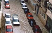 Hoe schoon overstroming beschadigde auto tapijten