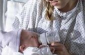 Hoe Bond met een pasgeboren baby bij flesvoeding