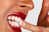 Hoe om tanden witter door borstelen