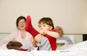 Hoe leren kinderen een sok om op te zetten een voet