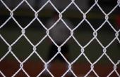 Hoe te repareren van een poort in een ketting Link hek