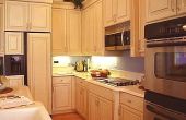 Hoe maak je ruimte in een kleine keuken zonder het remodelleren